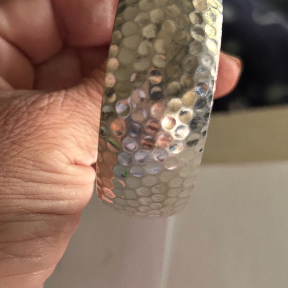 Elegant Silver Hammered Bracelet - Picture 3 of 8